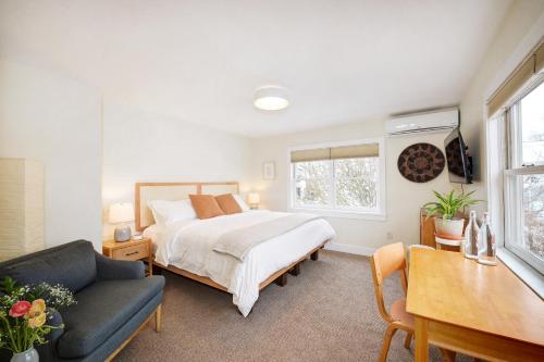 ein Schlafzimmer mit einem Bett, einem Sofa und einem Tisch in der Unterkunft Boulder Guest House in Boulder