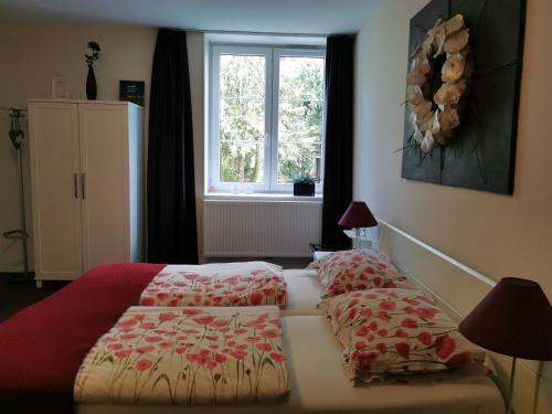 a bedroom with a bed and a window at Housing De Brouwerij in Westdorpe