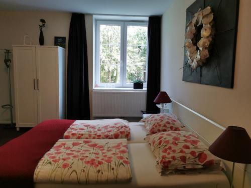 een slaapkamer met een bed en een raam bij Housing De Brouwerij in Westdorpe