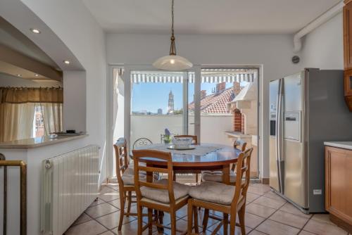 斯普利特Marmont Suite的厨房兼餐厅，配有桌椅