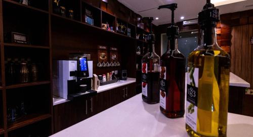 dos botellas de vino sentadas en un mostrador en un bar en ماسة الشرق للوحدات السكنية, en Yeda