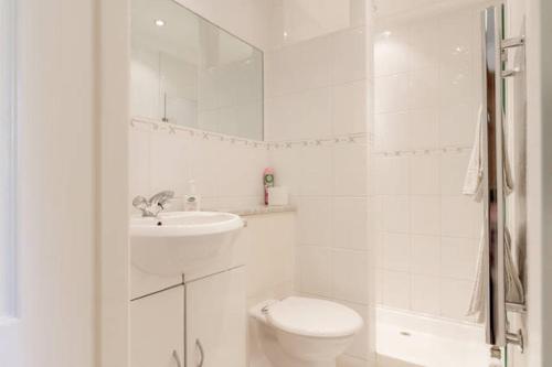 Gallery image of Swan Guest House LONDON - HEATHROW in Hillingdon