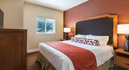 a bedroom with a large bed and a window at WorldMark Estes Park in Estes Park