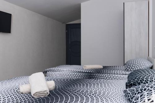 a bedroom with a bed with two pillows at Complex Praga in Gorno Lakočerej