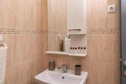 a bathroom with a sink and a mirror at Hotel Praga in Gorno Lakočerej