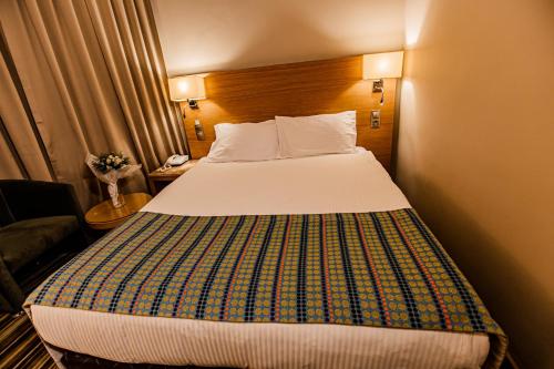 Un pat sau paturi într-o cameră la Mustafa Cappadocia Resort