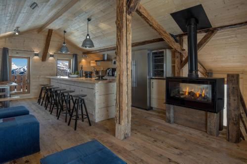 - un salon avec une cheminée dans une cabane en rondins dans l'établissement Chalet De Praz Dru, aux Houches