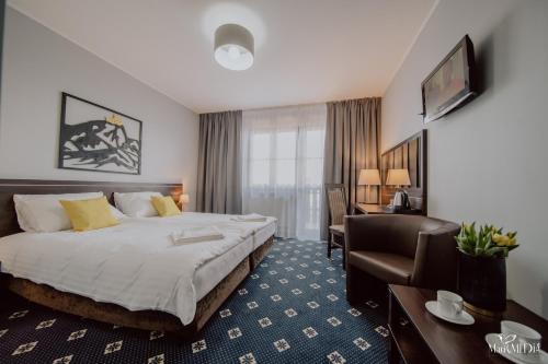 Habitación de hotel con cama grande y escritorio. en Karpacki & SPA adults only en Karpacz