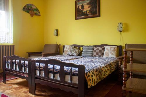 アバッザロークにあるHavellant Vendégházの黄色の壁のベッドルーム1室