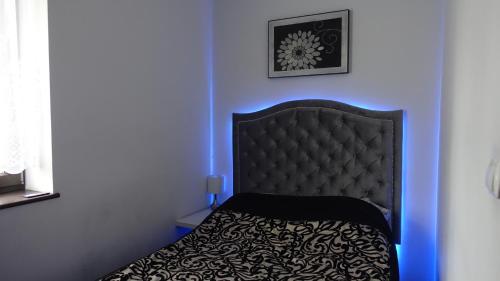 Posteľ alebo postele v izbe v ubytovaní Apartament Neon