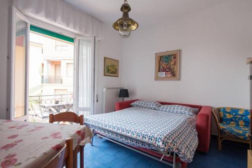 un dormitorio con una cama y una ventana en Relax immersi nella natura, en Monterosso al Mare