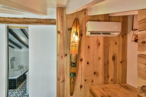 Zimmer mit Holzwand und Surfbrett in der Unterkunft Charmante Maison indépendante dans le vieux calpe in Calpe