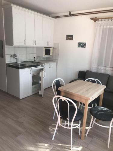 uma cozinha e sala de jantar com mesa e cadeiras em Nice House on the Beach em Balatonfenyves