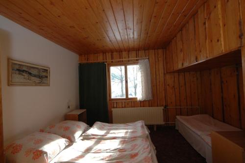 Postel nebo postele na pokoji v ubytování Horská chata Vlasta