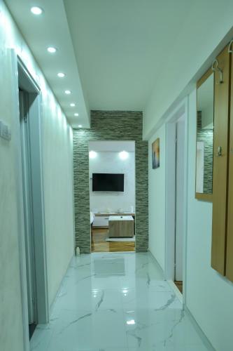 スメデレヴォにあるApartman Bazarの白いタイルフロアの廊下、テレビが備わります。