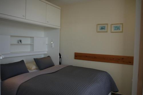 ein Schlafzimmer mit einem Bett in einem Zimmer in der Unterkunft Ferienwohnung Schieko in Westerland