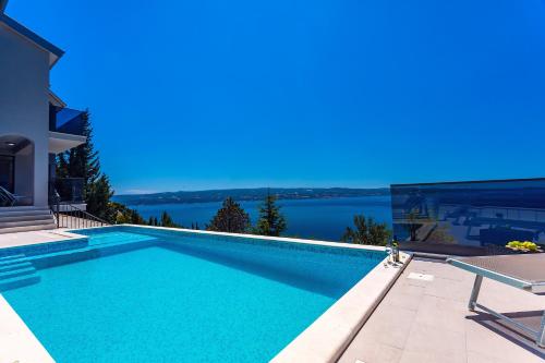 Villa Belvedere with heated pool, billiards, Media room, sea views,10 pax
