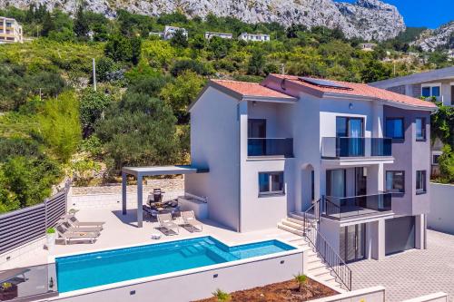 Villa Belvedere with heated pool, billiards, Media room, sea views,10 pax