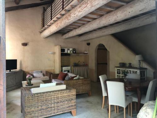 un salon avec un canapé, des chaises et une table dans l'établissement Gîte de caractère 72m2, à Rochefort-du-Gard