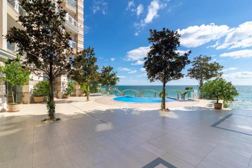 בריכת השחייה שנמצאת ב-Luxurious and panoramic apartments at the beach in La Mer complex או באזור