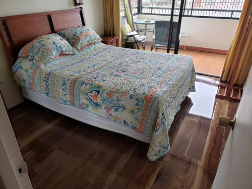 - une chambre avec un lit doté d'une couette dans l'établissement Avenida del Mar , Primera Linea, edificio Canto del agua, à La Serena