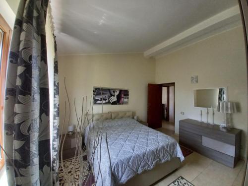 Schlafzimmer mit einem Bett mit blauer Decke in der Unterkunft Villa Bella in Sabaudia