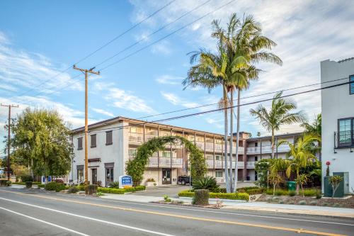 un edificio de oficinas en una calle con palmeras en Avania Inn of Santa Barbara, en Santa Bárbara