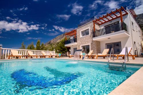 eine Villa mit Swimmingpool und ein Haus in der Unterkunft Villa MIRNA with heated pool & whirlpool, traditional wine bar, 150m from sea in Lokva Rogoznica