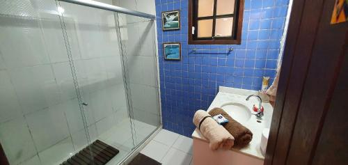 Koupelna v ubytování Sítio Vaca do Brejo, piscina aquecida, sauna, A/C quente e frio, jogos, playground