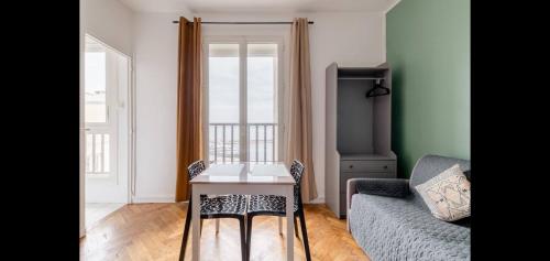 un salon avec un canapé et une table dans l'établissement Vieux-port, Panier, magnifique studio avec vue sur mer, à Marseille