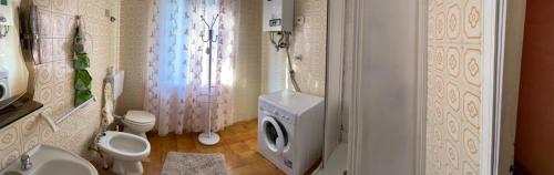 e bagno con doccia, servizi igienici e lavandino. di Casa Gravere a Gravere