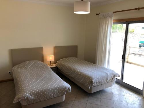 Ένα ή περισσότερα κρεβάτια σε δωμάτιο στο Apartamentos Pomba Branca