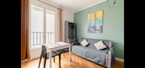 un salon avec un canapé et une table dans l'établissement Vieux-port, Panier, magnifique studio avec vue sur mer, à Marseille