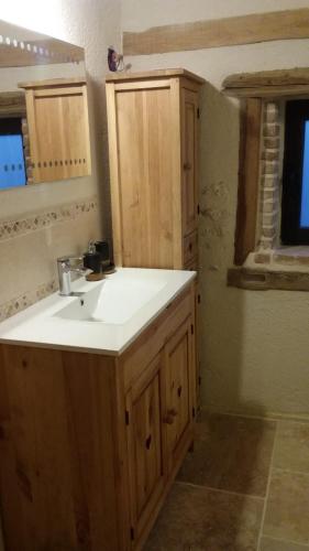 une cuisine avec un évier et des armoires en bois dans l'établissement Villa rurale, à Cazes-Mondenard