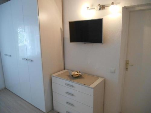 TV a/nebo společenská místnost v ubytování Studio Apartment in Hvar Town with Terrace, Air Conditioning, Wi-Fi, Dishwasher (4858-3)
