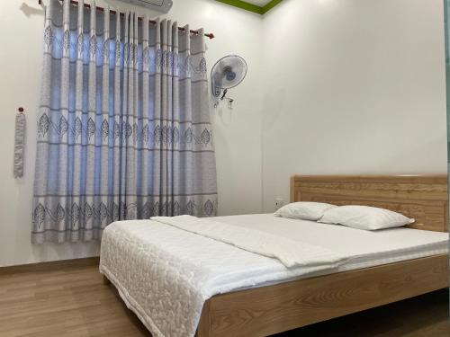 a bedroom with a bed and a shower curtain at Resort Ngoc Linh in Ấp Tân An (1)