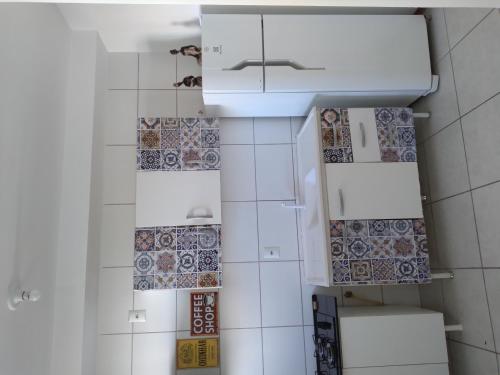 an overhead view of a bathroom with tiles on the wall at apartamento com piscina in Piçarras