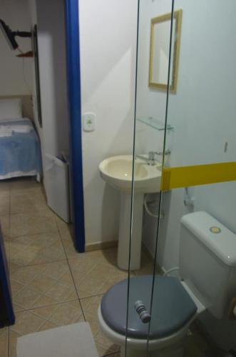 a bathroom with a toilet and a sink at Pousada Bicho do Mar in Arraial do Cabo