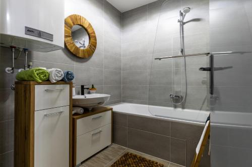 SillwegにあるSofia Apartment & Zimmer Sillweg Nähe Rebull Ringの浴槽、洗面台、シャワーを備えたバスルーム