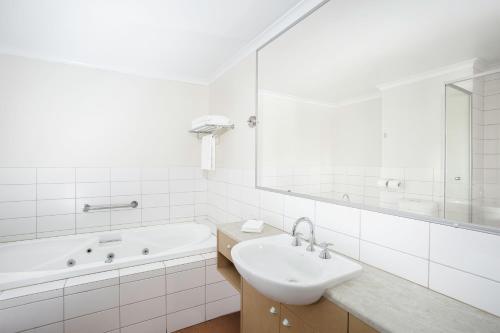 Ett badrum på Mantra Geraldton
