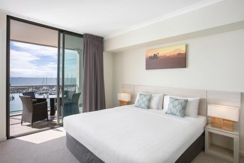 Llit o llits en una habitació de Mantra Geraldton