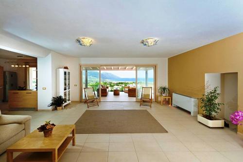 sala de estar con sofá y mesa en Villa MiraScopello, en Castellammare del Golfo