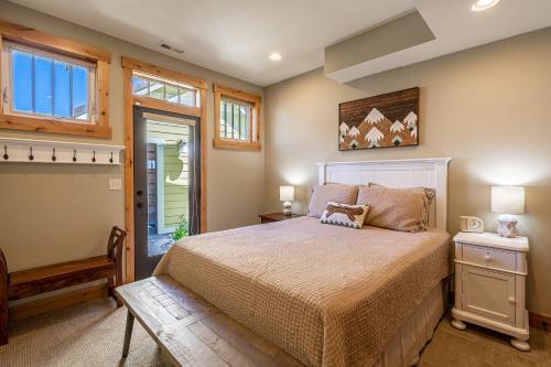 a bedroom with a bed and a window at Northern Lights #71 in Chelan