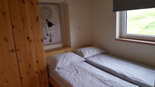 - une petite chambre avec un lit et une fenêtre dans l'établissement NA OFF, à Radenci