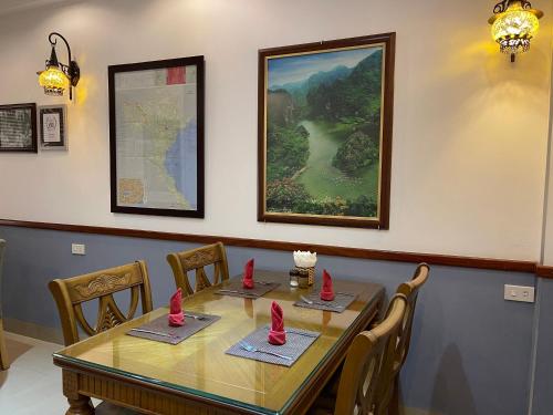una sala da pranzo con tavolo e tovaglioli rossi di The Vancouver Hotel - Ninh Binh a Ninh Binh