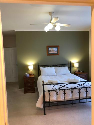 A bed or beds in a room at Wendy's Retreat