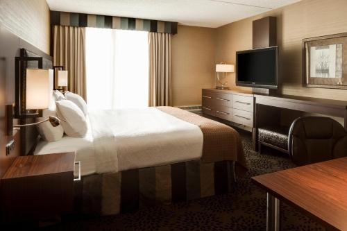 Letto o letti in una camera di Holiday Inn Hotel & Suites Des Moines-Northwest by IHG