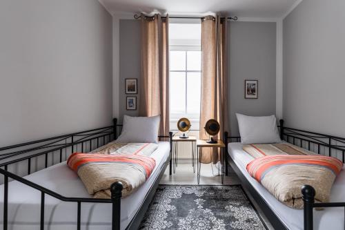 SillwegにあるSofia Apartment & Zimmer Sillweg Nähe Rebull Ringの窓のある部屋にベッドが2つある