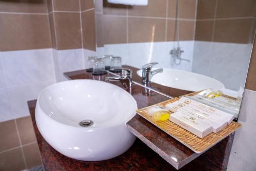y baño con lavabo blanco grande y bañera. en Khách Sạn Diễm Minh, en Can Tho