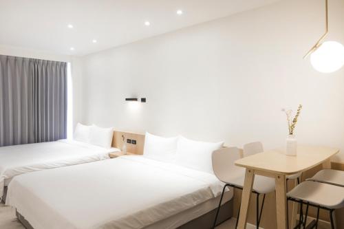 Una cama o camas en una habitación de Sunshine Liv.